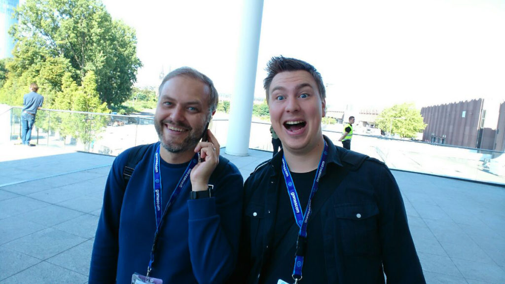 Johan "MrGame" Laursen och Johan "Musmannen" Pettersson visar glada miner från Köln.