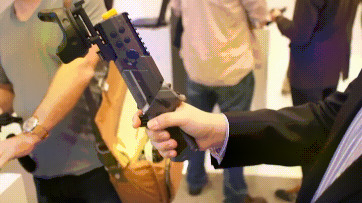 PP Guns pistol kan även förvandlas till svärd
