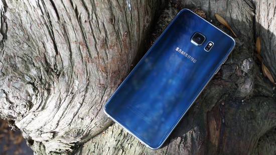 Samsung Galaxy S6 EdgePlus Recension baksida