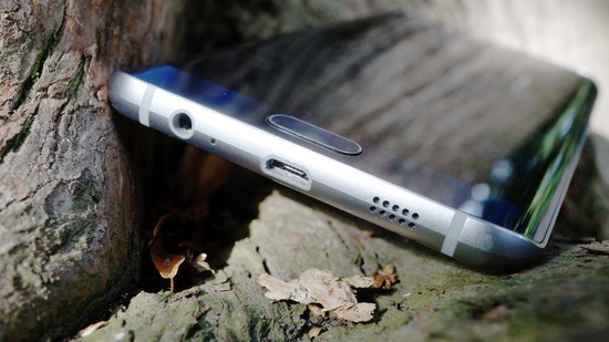 Samsung Galaxy S6 EdgePlus Recension undersida